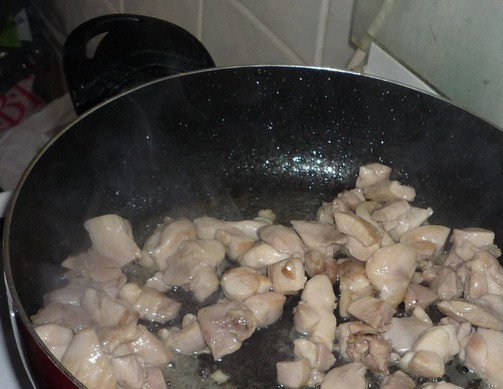 1. Этап. Гуляш из курицы с подливкой: Обжариваем кусочки курицы на растительном масле. Когда мясо зарумянится, посыпаем его мукой и, помешивая, обжариваем еще минутки 1.5-2.