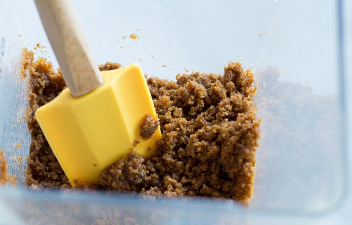 1. Этап. Чизкейк с имбирным коржом: 1. Измельчите в крошку имбирное печенье, добавьте 6 ст.л. сливочного масла, 2 ст.л. сахара и щепотку соли. Перемешайте до получения податливого теста, запеките корж в течение 10 минут при температуре 180 градусов.