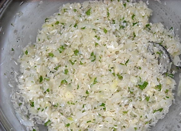 1. Этап. Постная долма (без мяса): 2. Добавьте к луку сырой рис, измельченную мяту. Влейте лимонный сок, добавьте немного соли.