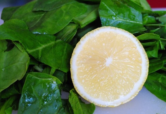 1. Этап. Овощной суп с сельдереем: Шпинат моем, режем крупно, от лимона отрезаем третью часть.