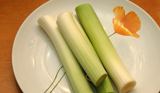 1. Этап. Суп с пореем и картофелем: 1. Вымойте и обсушите порей, нарежьте мелко вместе с луком и сельдереем.