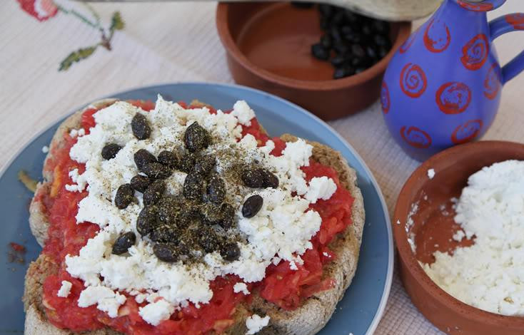 1. Этап. Дакос: На слой помидоров выкладываем свеженький творожный овечий сыр, на него - пару оливочек, и посыпаем все это дело орегано.