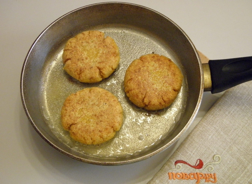 1. Этап. Морковные котлеты с сыром: Обжаривайте на среднем огне с двух сторон до красивой золотистой корочки. Готовые котлеты снимите с огня и подайте со сметаной.