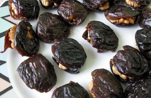 1. Этап. Торт Везувий: 2. Уже размягченный чернослив нафаршировать грецкими орехами (при желании можно использовать другие орешки).