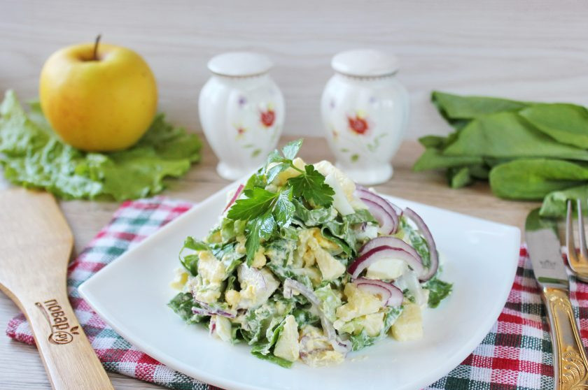 1. Этап. Салат из яблок и щавеля: Переложите салат и можете подавать эту прекрасную, лёгкую закуску к столу.