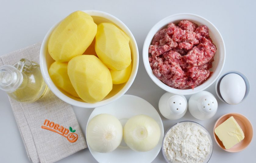 1. Этап. Фаршированные картофельные оладьи: Подготовьте ингредиенты. Очистите картофель, лук. Приступим!