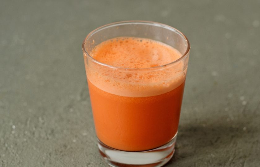 1. Этап. Морковный сок с имбирем: Пропустите имбирь и морковь через соковыжималку.