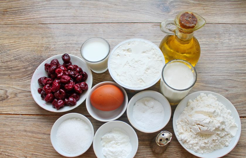 1. Этап. Блинчики с вишней и маскарпоне: Подготовьте все необходимые ингредиенты для приготовления блинчиков с вишней и маскарпоне.