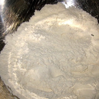 1. Этап. Кекс с изюмом и грецкими орехами: В мисочку просеиваем муку, добавляем соль, разрыхлитель, гвоздику и мускатный орех.