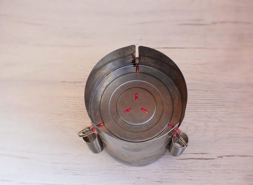 1. Этап. Буженина в ветчиннице: Вложите крышку ветчинницы, закрепите пружинами.