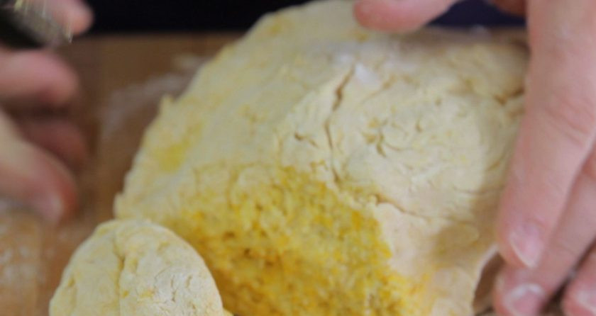 1. Этап. Тыквенные гноччи: 3. Далее добавьте яйцо, перемешайте. Порциями подсыпайте муку. Замешайте тесто.