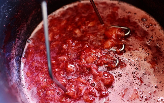 1. Этап. Клубничный соус для десертов: 3. Когда клубника станет мягкой и податливой, подавите ее с помощью толкушки, добавьте ванилин и размешайте. Держите пюре на среднем огне в течение 5 минут.