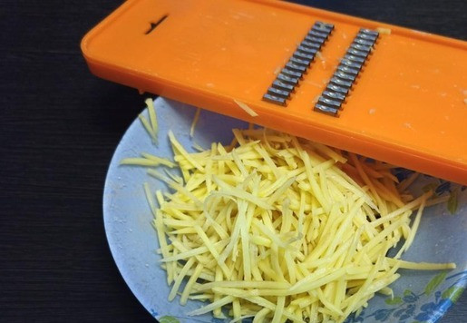 1. Этап. Салат Дыхание дракона: Две крупных картофелины, почистить и натереть на корейской тёрке. Картофельную стружку хорошо промыть в холодной воде. Чтобы вода была прозрачной.