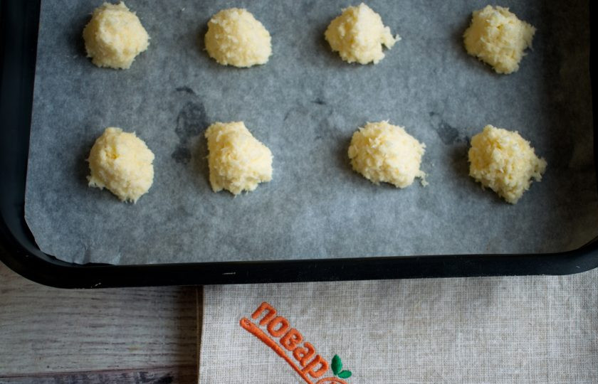 1. Этап. Кокосовое печенье Мечта: Чайной ложкой наберите немного 