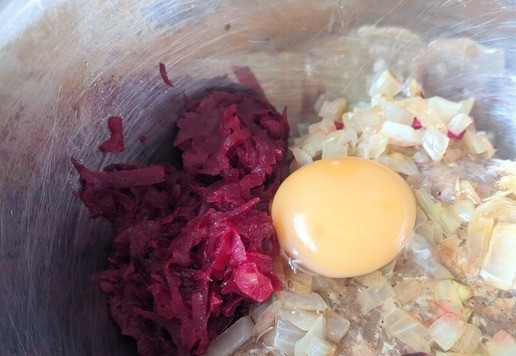 1. Этап. Шведские котлеты со свеклой из индейки: Добавляем соль, перец, яйцо, перемешиваем. Выбиваем фарш.