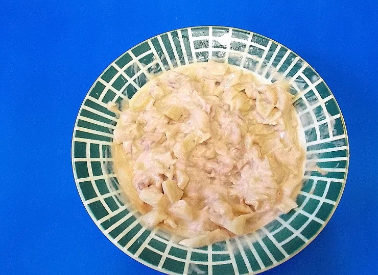 1. Этап. Голубцы Матрешки: Порежьте остатки капусты и бекон, смешайте с майонезом и кетчупом, посолите.