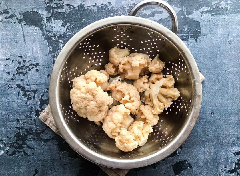 1. Этап. Запеканка из капусты и макарон: Цветную капусту опустите в кипящую воду на 3-4 минуты и откиньте ее на дуршлаг.