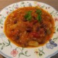 Картофельный гуляш Картофель почистить и в подсоленной воде отварить до готовности. Слегка остудить и на крупные кубики нарезать. Лук мелко нарезать, чеснок продавить через чеснокодавилку. Масло нагреть в глубокой сковородке или в кастрюле, выложить туда лук с чесноком и слегка обжарить на медленном огне. Тут же добавляем томатную пасту с паприкой и обжариваем всё вместе. Помидоры нарезаем на средние кружочки (серединку где плодоножка лучше вырезать) и добавляем к луку. Кубик разбавить горячей водой так, чтобы получилось 300мл. Бульёна и добавить к овощам. Всё это тушить примерно 15 мин. Фасоль промыть и, вместе с половиной картофеля, розмарином, каперсами и цедрой лимона добавить к овощам. Оставшийся картофель размять вилкой и добавить в гуляш. По необходимосте добавьте воды, т. к. Гуляш не должен быть слишком густым или слишком жидким. Всё перемешать и добавить соль, перец и тимьян по вкусу. Через 5 мин. Картофельный гуляш готов. Подавать с зеленью. Вот и всё! Приятного аппетита!