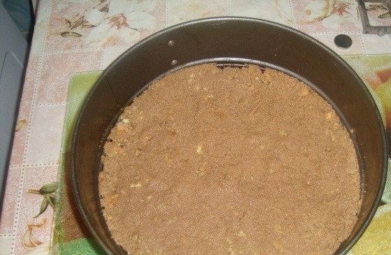 1. Этап. Мандариновый чизкейк: 2. Укладываю крошку в форму для выпечки, которую предварительно смазал сливочным маслом, отправляю ее на 20 минут в холодильник.