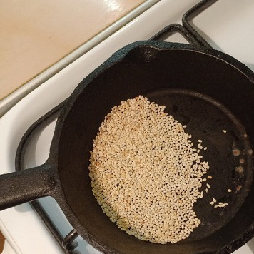 1. Этап. Салат с изюминкой: Кунжут обжарить до золотистого цвета на сухой сковороде (не пережаривать!).