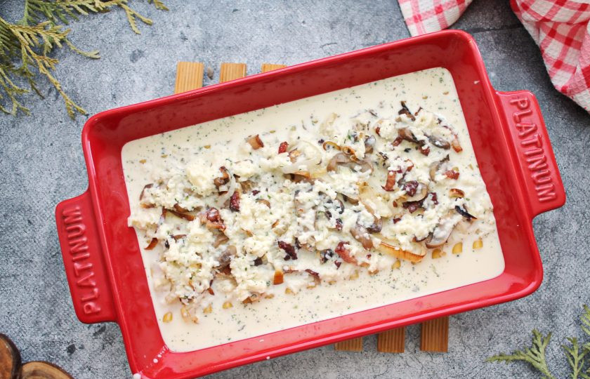 1. Этап. Лазанья Карбонара: Полейте сверху частью молочного соуса.