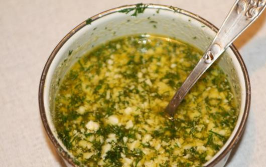 1. Этап. Судак под польским соусом: 5. В растопленное масло добавить яйцо и зелень, как следует перемешать и снять с огня. Добавить немного соли, по желанию щепотку перца. Вот и все, когда рыбка будет готова останется только полить ее соусом и подавать блюдо к столу.