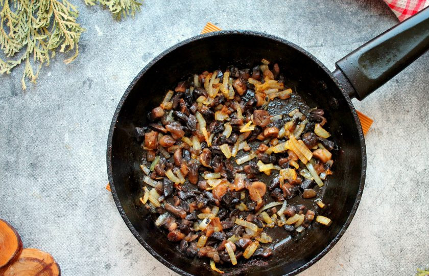 1. Этап. Курица Провансаль: Репчатый лук мелко порежьте, шампиньоны порежьте дольками. В сковороду налейте оставшееся растительное масло, положите репчатый лук и обжаривайте в течение 3 минут. Добавьте в сковороду шампиньоны и жарьте еще 3-5 минут.