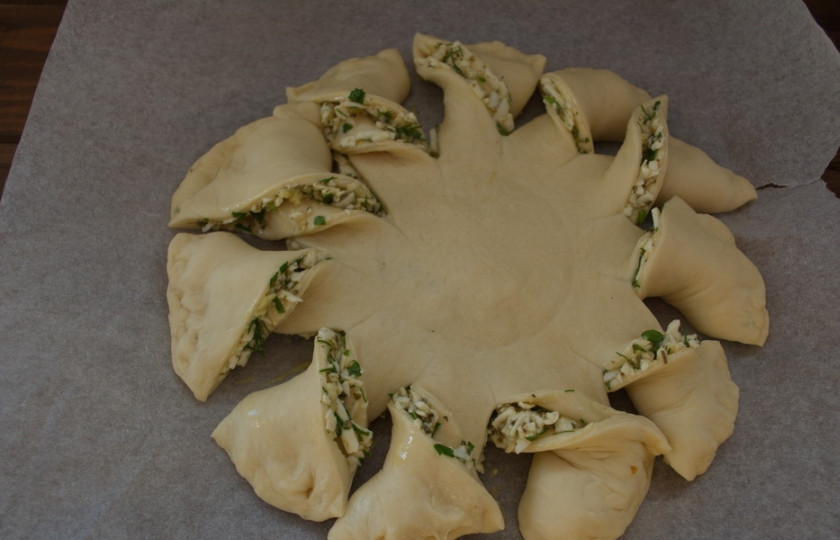 1. Этап. Пирог с зеленью и брынзой: Каждый сектор поверните вокруг себя и уложите на лист.
