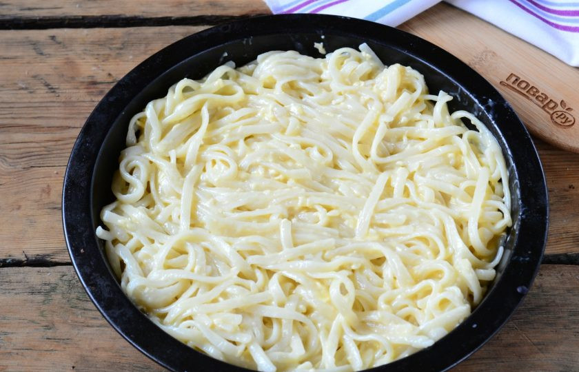 1. Этап. Пирог из спагетти под сыром: Переложите спагетти в форму для запекания, смазанную сливочным маслом.