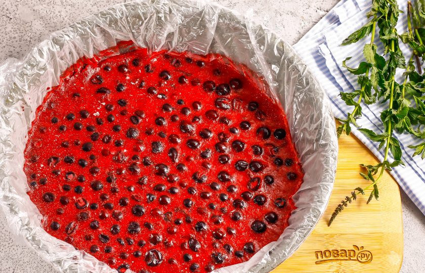 1. Этап. Компоте из черной смородины для торта: Спустя указанное время извлеките конфи из морозилки и аккуратно удалите пленку. Десерт готов для дальнейшего использования.