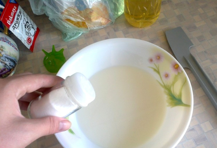 1. Этап. Тесто для баурсаков: В эту смесь всыпаем дрожжи, сахар и соль, хорошенько перемешиваем.