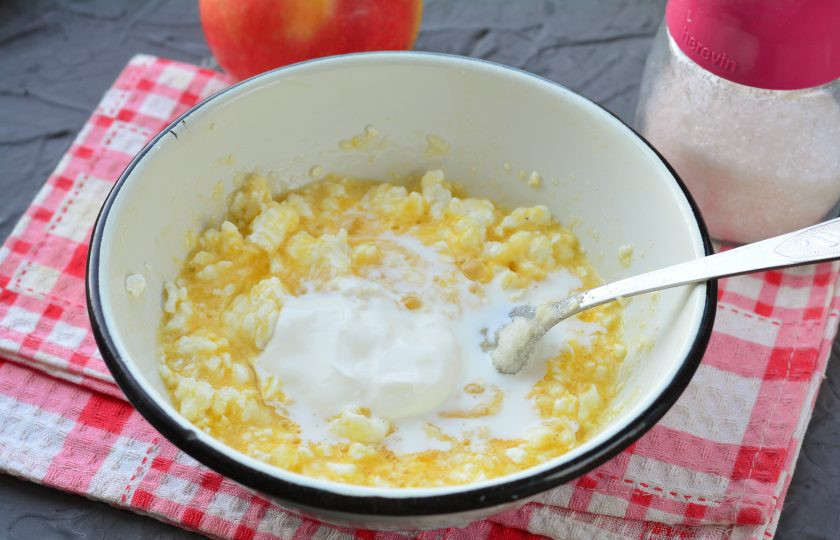 1. Этап. Пудинг для детей: Добавьте немного сметаны.