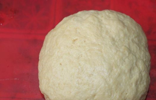 1. Этап. Дрожжевые рогалики: В итоге у нас должно получиться вот такое гладкое и красивое тесто. Выкладываем тесто в миску, накрываем и ставим в холодильник примерно на 1-1.5. Тесто должно увеличиться в два раза.