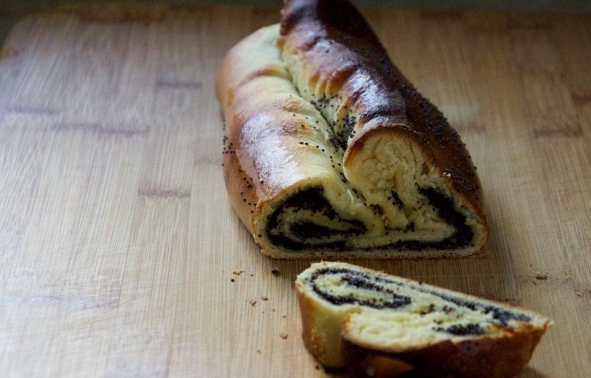 1. Этап. Маковый штрудель: 6. Остудите штрудель перед подачей на стол, а затем нарежьте кусочками и наслаждайтесь им.