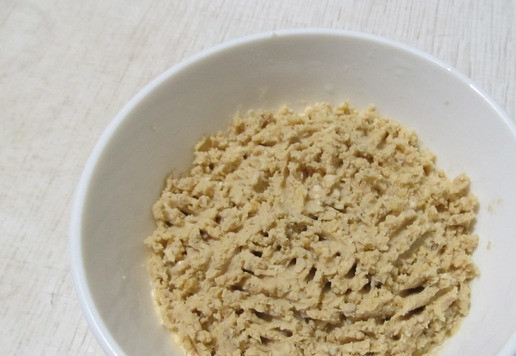 1. Этап. Паштет с нутом: Добавить лимонный сок, сметану, соль и перец. Все хорошо перемешать.