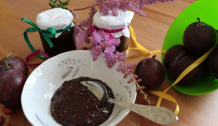 1. Этап. Сливовое варенье с какао: 6. Вот такое красивое у нас получается в результате сливовое варенье с какао в домашних условиях. Его можно закатать по банкам и отправить в погреб, кладовую или холодильник.