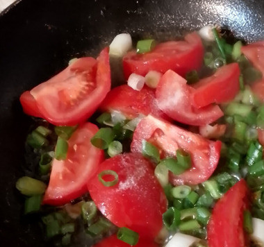 1. Этап. Яичница по-палестински: Руками разорвать лаваш на кусочки. В сковороде разогреть 3 столовых ложки оливкового масла, добавить 1/2 чайную ложку соли и жарить кусочки лаваша, регулярно помешивая, 5 минут. Затем выложить их на кухонную бумагу, для того, чтобы избавиться от избыточной жидкости. Тем временем, влить оставшееся масло в сковороду, добавить лук зелёный, перец красный жгучий и помидоры. Томить на медленном огне 3 минуты.