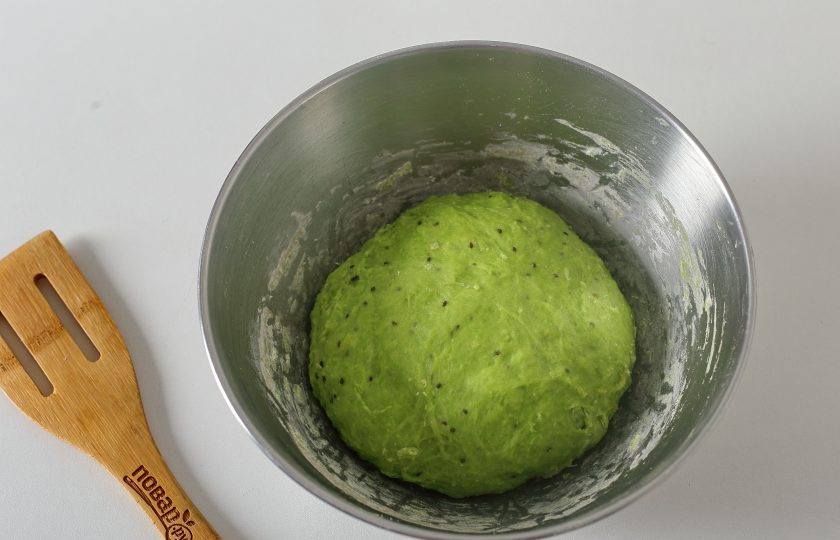 1. Этап. Печенье с киви: Затем частями введите муку. Муки нужно столько, чтобы получилось пластичное тесто.