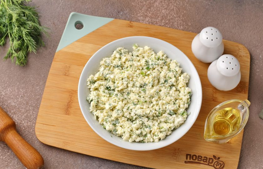 1. Этап. Вареники с адыгейским сыром и зеленью: Хорошо перемешайте. Начинка готова.