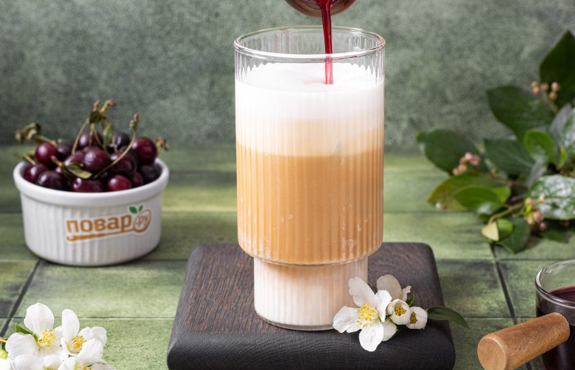 1. Этап. Вишневый айс латте: Добавьте вишневый сироп по вкусу.