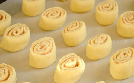 1. Этап. Творожные улитки: Противень необходимо застелить бумагой, на которую затем выложим будущие 