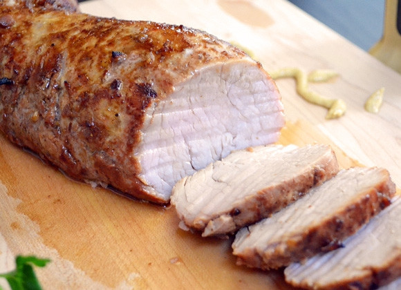 1. Этап. Свиная вырезка с горчицей: 7. Нарежьте немного остывшее мясо кусочками и подавайте к столу.