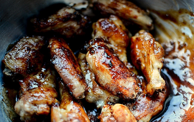 1. Этап. Крылышки в медовом соевом соусе: Обмакните крылья в соус и отправьте еще в духовку на 10 минут.