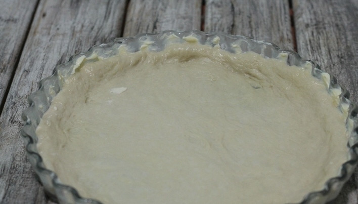 1. Этап. Пирог из дрожжевого теста с яблоками: Форму для выпечки смажьте маслом. Выложите на дно 2/3 теста.