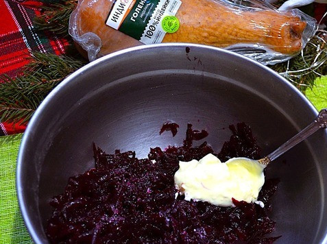 1. Этап. Слоёный салат Рождественское небо: Свёклу натереть на терке, слегка отжать, посолить и смешать с 1 ч. л. соуса.