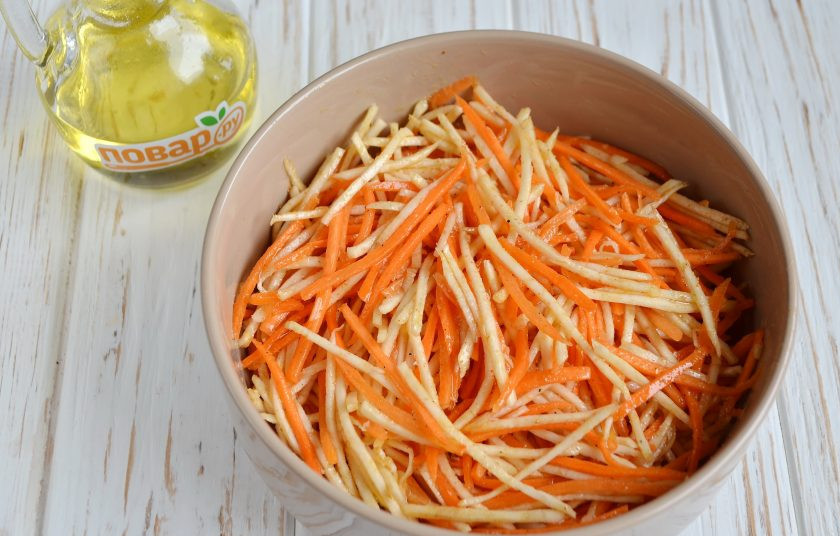 1. Этап. Салат с сельдереем: 6. В таком виде оставьте овощи мариноваться. Я накрываю крышкой и убираю в холодильник на 12-24 часа.