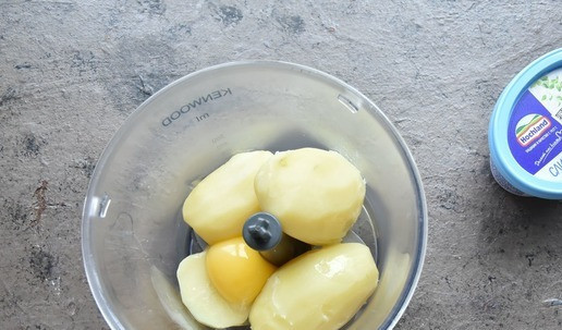 1. Этап. Картофельные булочки с сыром: В чашу блендера помещаю отварной картофель, сырое яйцо, творожный сыр Hochland и смешиваю.