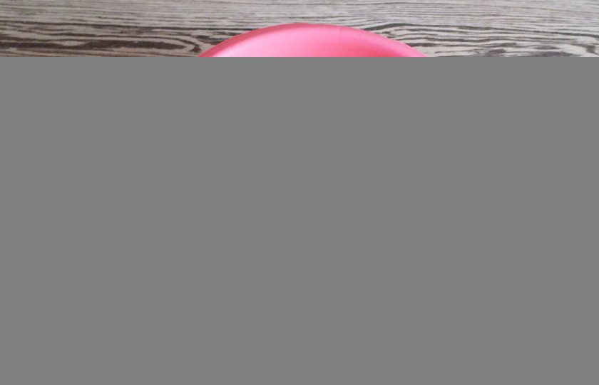 1. Этап. Синнабоны с малиной: Добавьте яйца, растопленное сливочное масло. Размешайте.