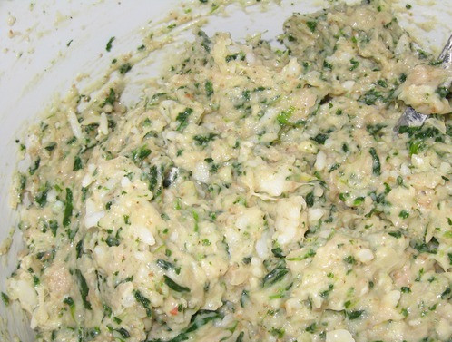 1. Этап. Куриные котлеты с рисом: Пропустите через мясорубку курятину, шпинат, лук, хлеб и сыр 