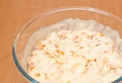 1. Этап. Торт На день влюбленных: Добавьте в крем абрикосы.